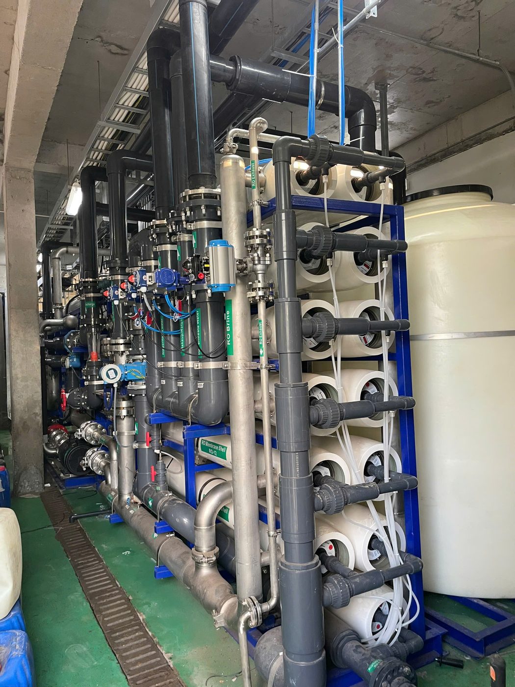 Vỏ chứa màng RO và các nhánh brine, permeate, xả khí