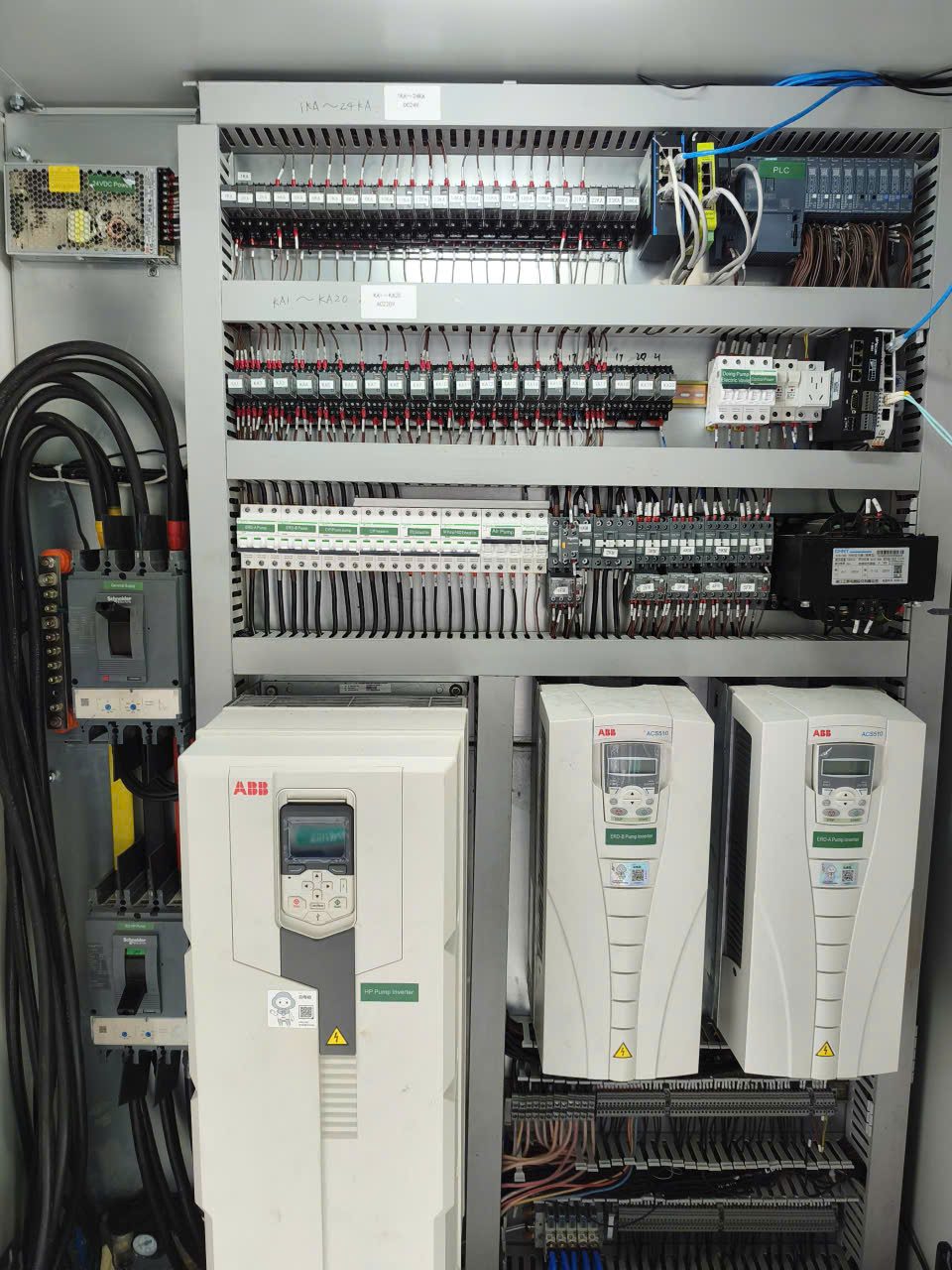 Bên trong tủ điện: PLC Siemens và biến tần ABB ACS510